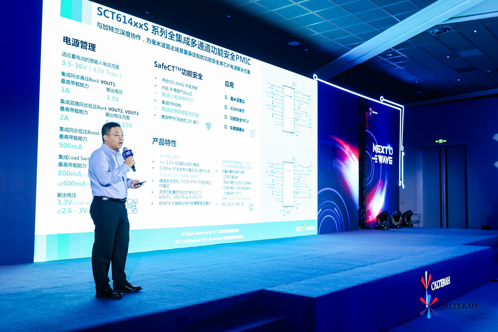 站在屏幕前的人
AI 生成的內容可能不正確。