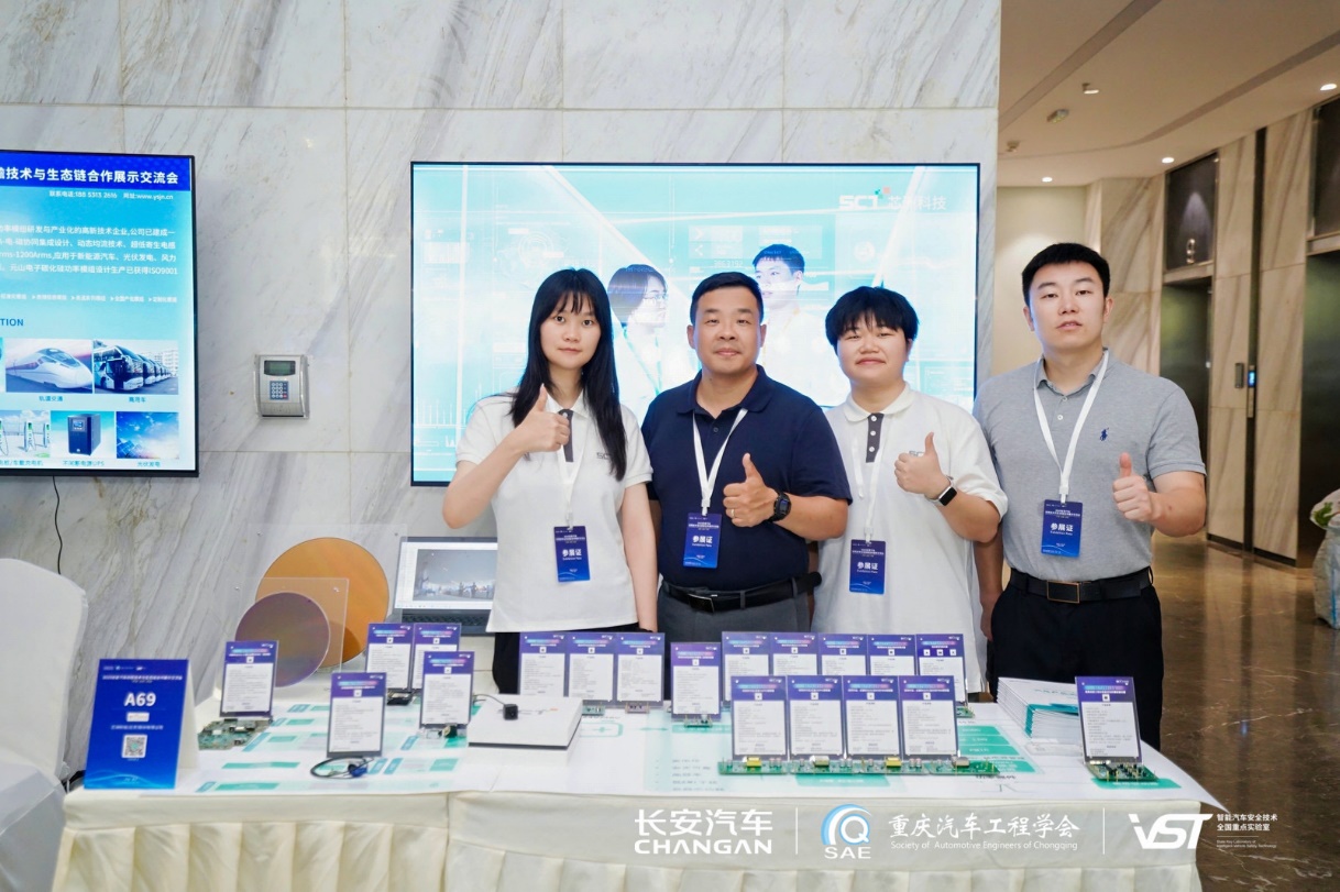 一群人站在桌子前AI 生成的內容可能不正確。