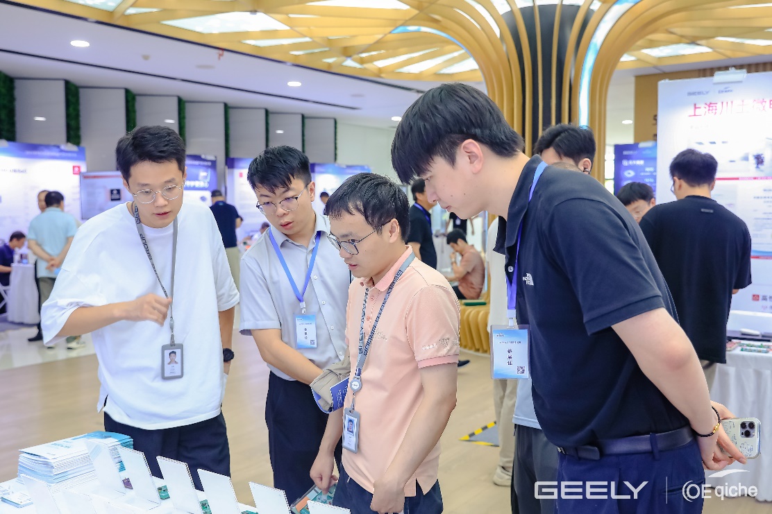 圖片包含 人, 室內, 男人, 站AI 生成的內容可能不正確。