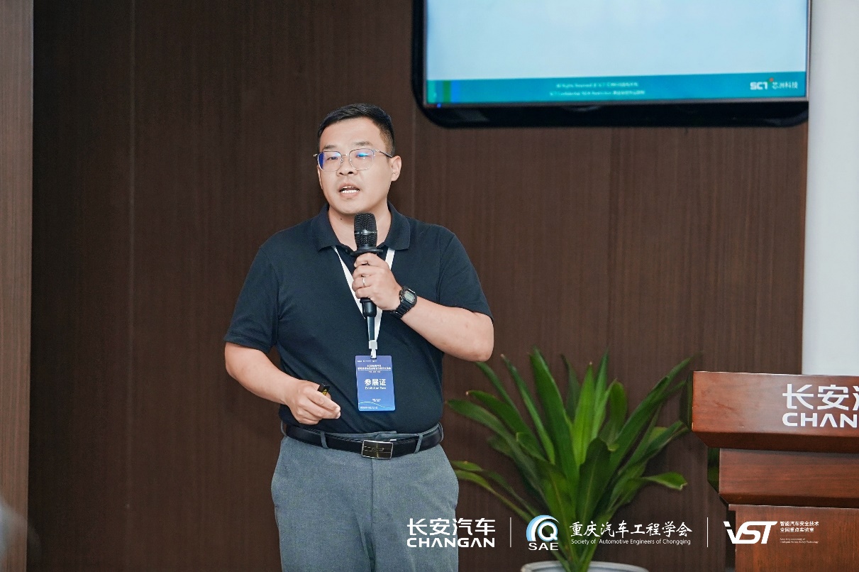 戴帽子的人在電視前AI 生成的內容可能不正確。