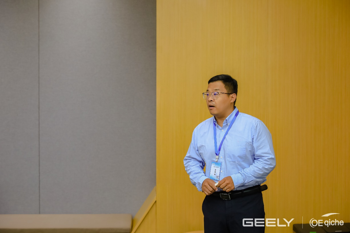 男人站在房間里AI 生成的內容可能不正確。